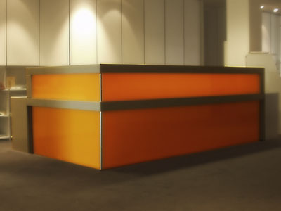 Theke mit orangefarbenem Plexiglas